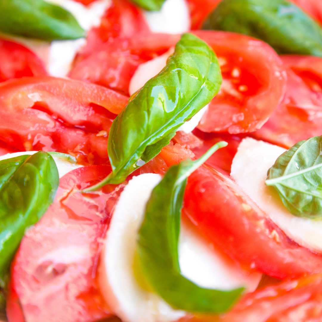 Tomaten, Mozzarella, Basilikum und Olivenöl. Caprese Salat.